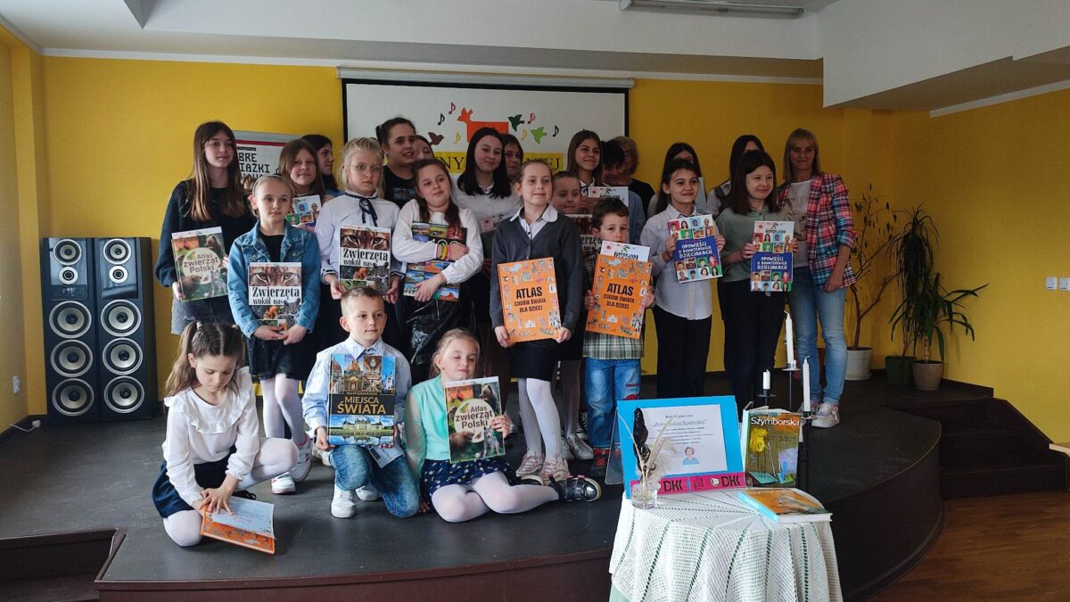 Uczestnicy konkursu recytatorskiego Ptaki Ptaszki Ptaszęta polne wraz z organizatorami w bibliotece w Stanominie