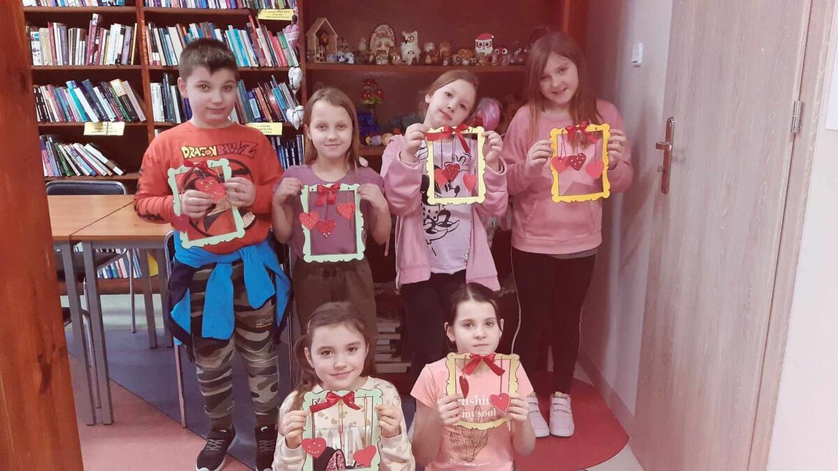 Uczestnicy lekcji Walentynkowej w filii bibliotecznej w Rogowie z wykonanymi ozdobami