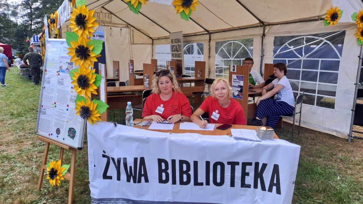 Bibliotekarki z bibliotek na terenie Gminy Białogard podczas akcji Żywa Biblioteka podczas Dożynek Gminnych w Kościernicy w dniu 31.08.2024r.