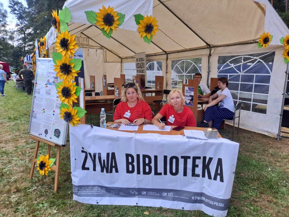 Bibliotekarki z bibliotek na terenie Gminy Białogard podczas akcji Żywa Biblioteka podczas Dożynek Gminnych w Kościernicy w dniu 31.08.2024r.