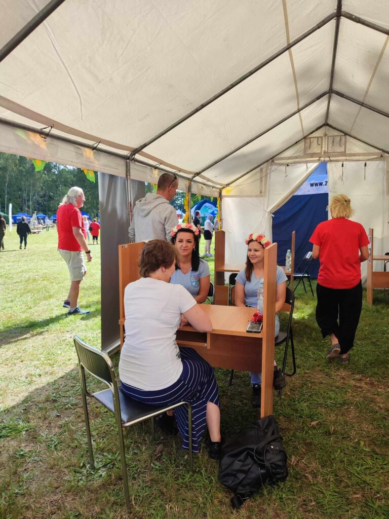 Uczestnicy Żywej Biblioteki podczas rozmowy z żywymi książkami podczas Dożynek Gminnych w Kościernicy w dniu 31.08.2024r. 