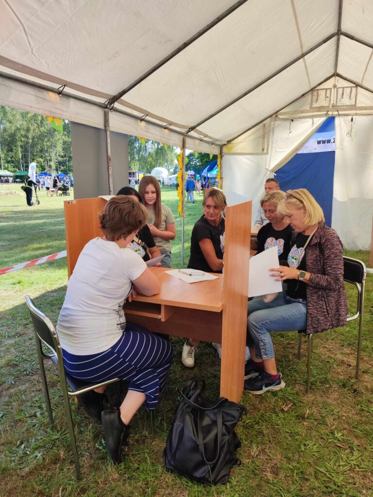 Uczestnicy Żywej Biblioteki podczas rozmowy z żywymi książkami podczas Dożynek Gminnych w Kościernicy w dniu 31.08.2024r. 