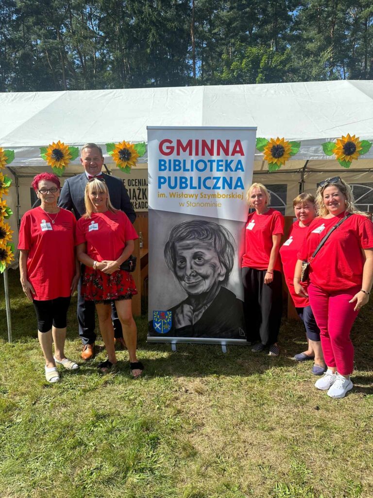 Wójt Gminy Białogard z bibliotekarkami oraz  podczas Dożynek Gminnych w Kościernicy w dniu 31.08.2014r.