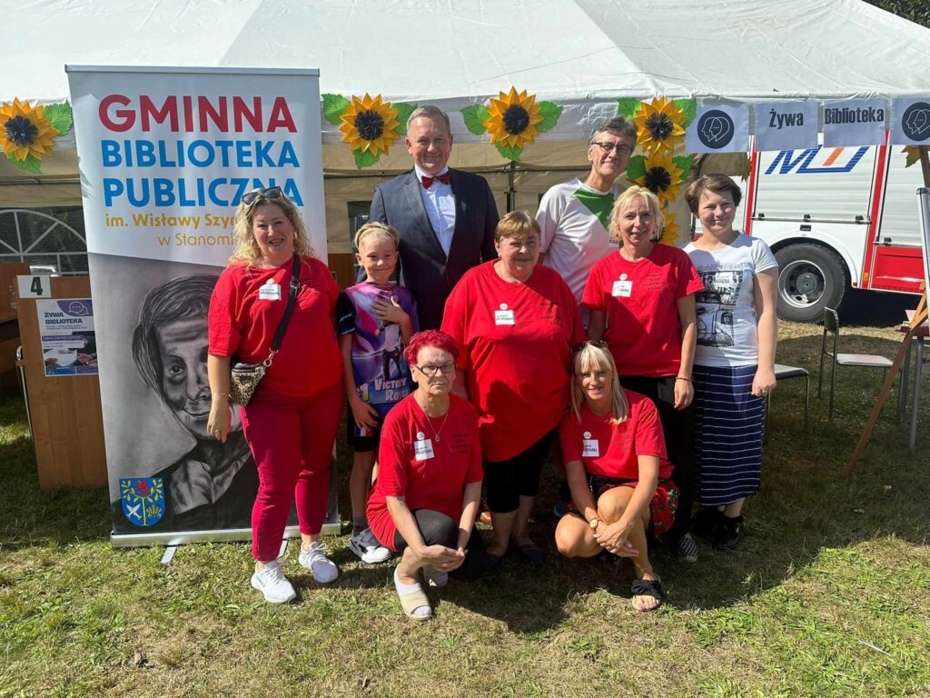 Wójt Gminy Białogard z żywymi książkami oraz bibliotekarkami  podczas Dożynek Gminnych w Kościernicy w dniu 31.08.2014r.