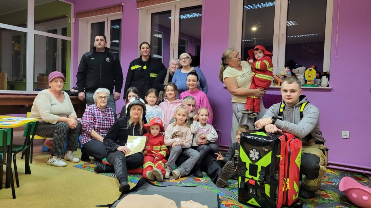 Uczestnicy akcji "Bezpieczne ferie" w bibliotekach na terenie gminy Białogard ze strażakami OSP