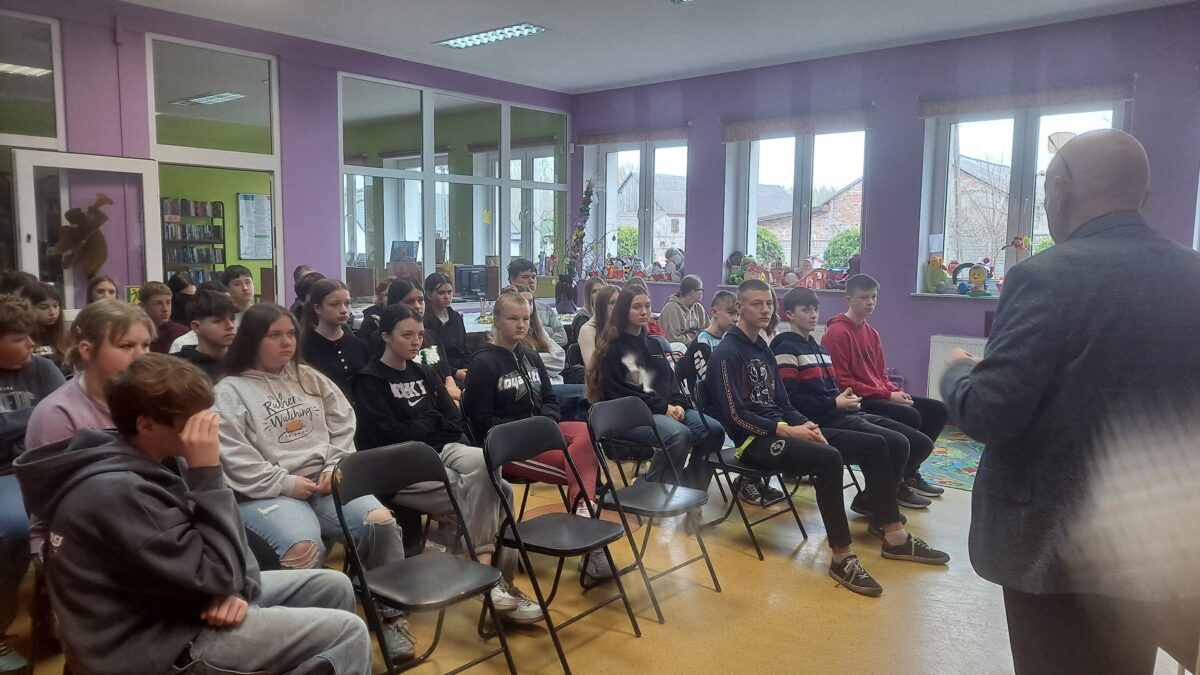 Uczniowie klas 7,8 szkoły podstawowej w Pomianowie podczas pogadanki na temat uzależnień
