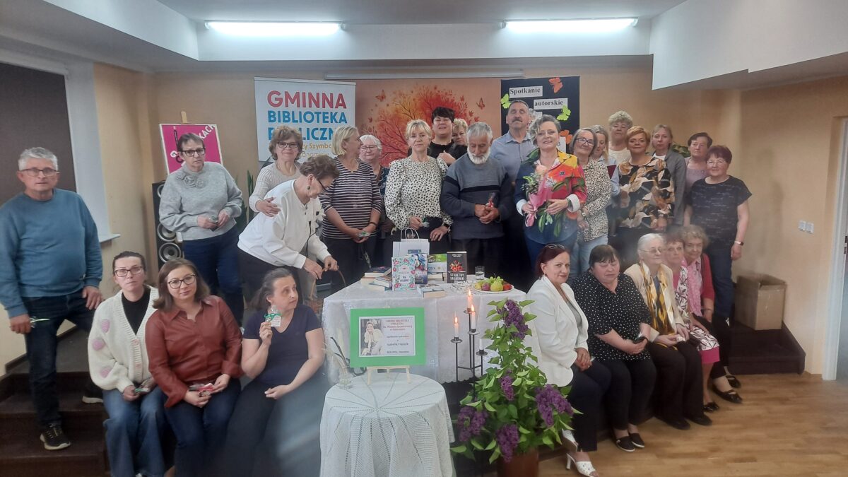 Czytelnicy na wieczorze autorskim w bibliotece w Stanominie z pisarką Izabellą Frączyk