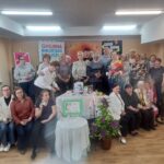Czytelnicy na wieczorze autorskim w bibliotece w Stanominie z pisarką Izabellą Frączyk