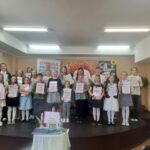 Uczestnicy eliminacji gminnych konkursu recytatorskiego "Ptaki, Ptaszki, Ptaszęta polne" w bibliotece w Stanominie