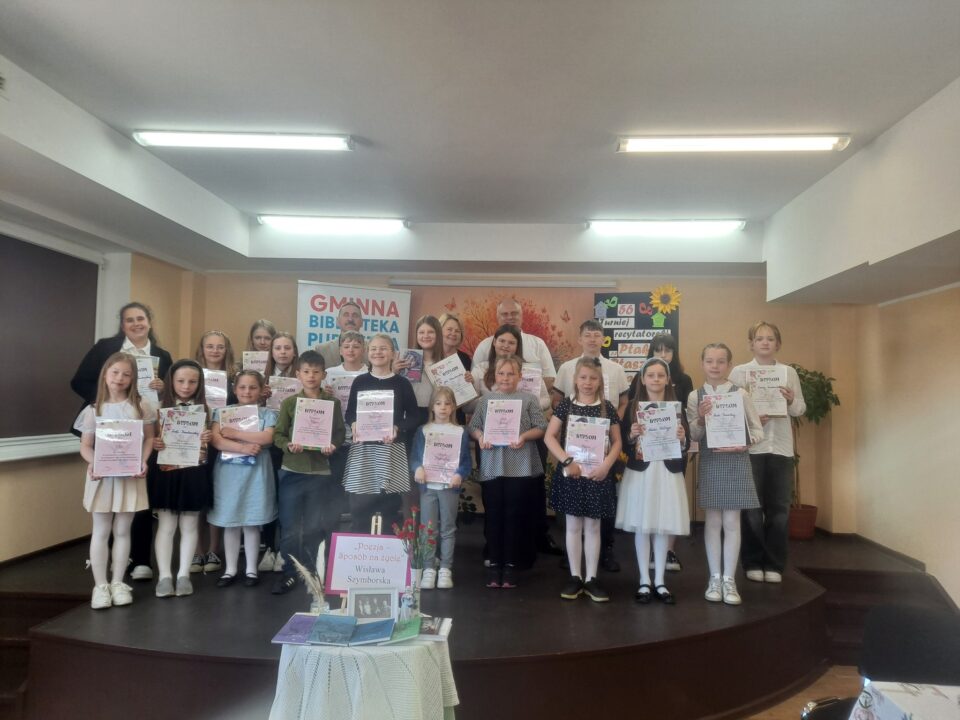 Uczestnicy eliminacji gminnych konkursu recytatorskiego "Ptaki, Ptaszki, Ptaszęta polne" w bibliotece w Stanominie