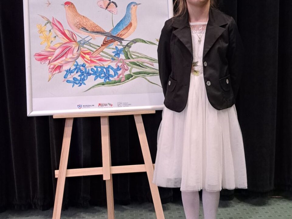 Uczennica szkoły podstawowej im.Juliana Tuwima w Stanominie - finalistka konkursu recytatorskiego "Ptaki, Ptaszki, Ptaszęta polne" w Koszalińskiej Bibliotece Publicznej