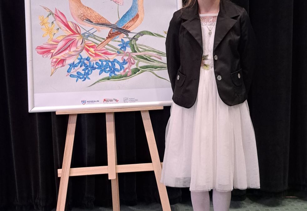 Uczennica szkoły podstawowej im.Juliana Tuwima w Stanominie - finalistka konkursu recytatorskiego "Ptaki, Ptaszki, Ptaszęta polne" w Koszalińskiej Bibliotece Publicznej
